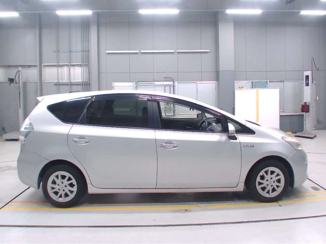 TOYOTA PRIUS ALPHA 2012
