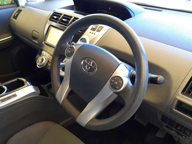 TOYOTA PRIUS ALPHA 2012