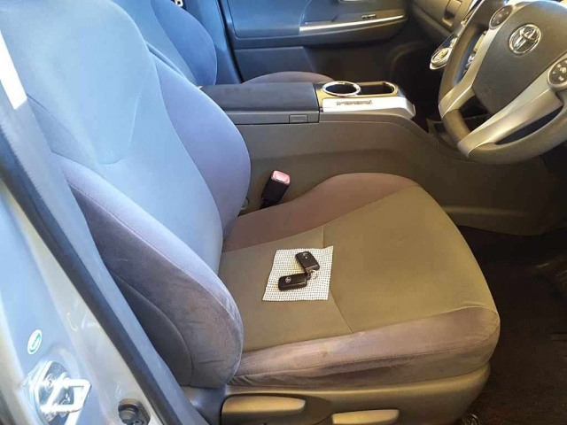 TOYOTA PRIUS ALPHA 2012
