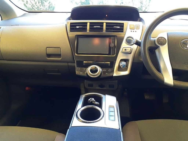 TOYOTA PRIUS ALPHA 2012