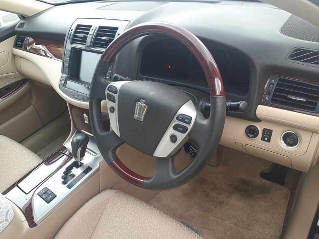 TOYOTA CROWN 2010