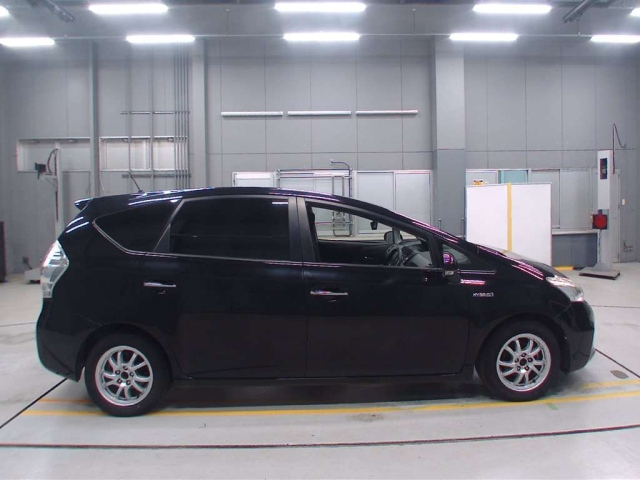 TOYOTA PRIUS ALPHA 2014