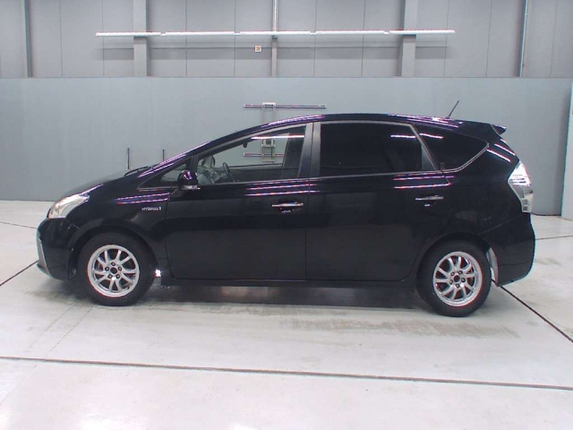 TOYOTA PRIUS ALPHA 2014