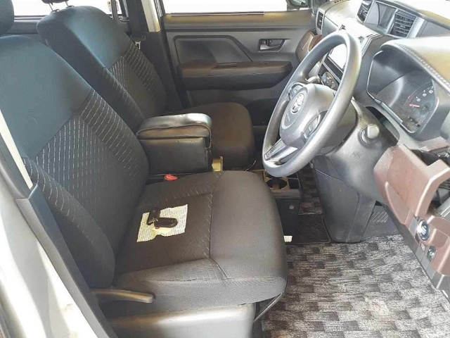 TOYOTA ROOMY 2017