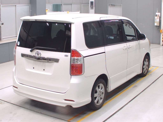 TOYOTA NOAH 2008