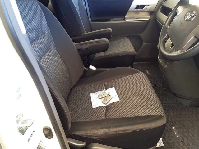 TOYOTA NOAH 2008