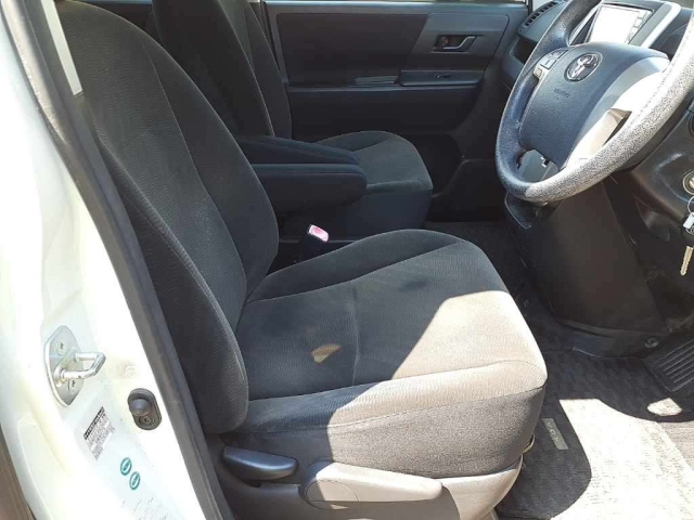 TOYOTA VOXY 2010