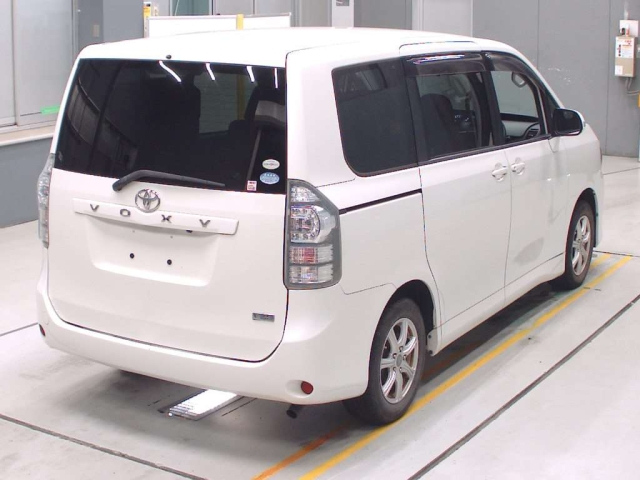 TOYOTA VOXY 2010