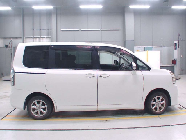 TOYOTA VOXY 2010