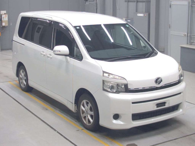 TOYOTA VOXY 2010