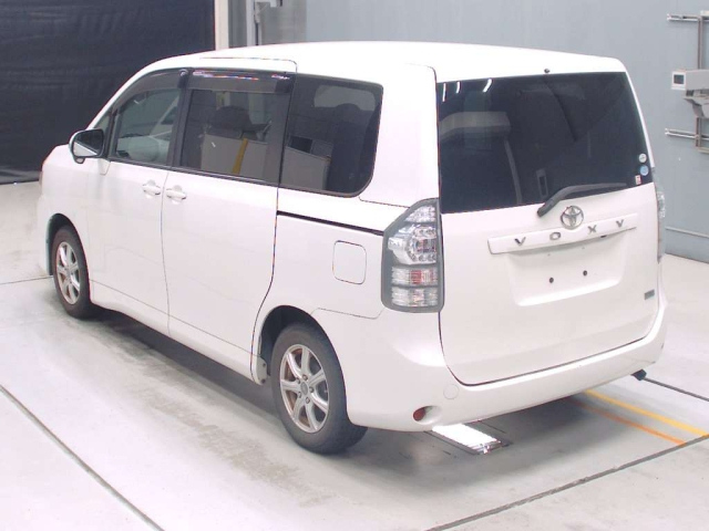 TOYOTA VOXY 2010