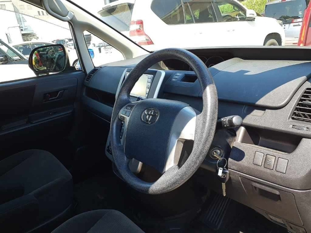 TOYOTA VOXY 2010