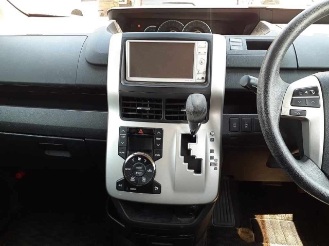 TOYOTA VOXY 2010