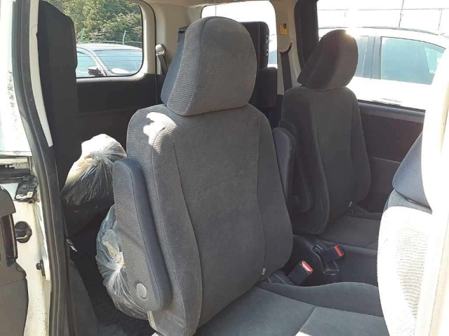 TOYOTA VOXY 2010