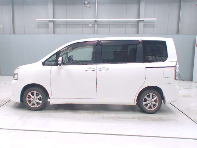 TOYOTA VOXY 2010
