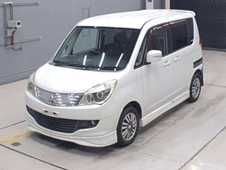 MITSUBISHI DELICA D2 2011