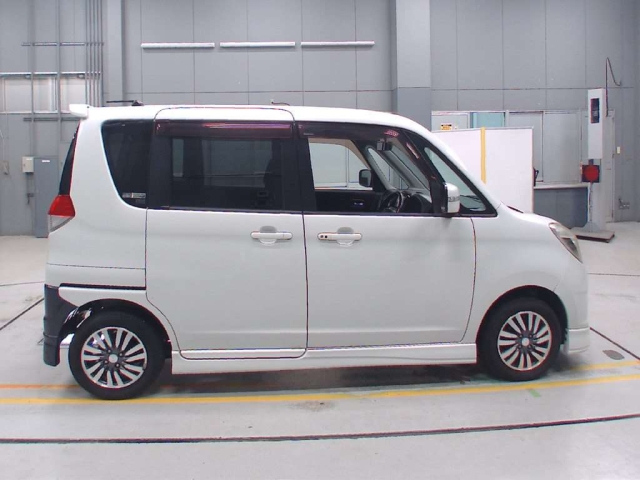 MITSUBISHI DELICA D2 2011