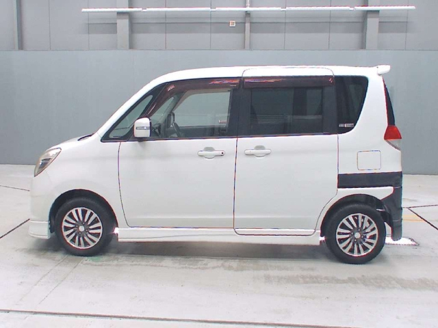 MITSUBISHI DELICA D2 2011