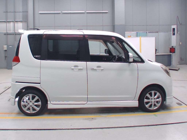 MITSUBISHI DELICA D2 2011