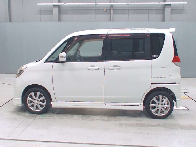 MITSUBISHI DELICA D2 2011