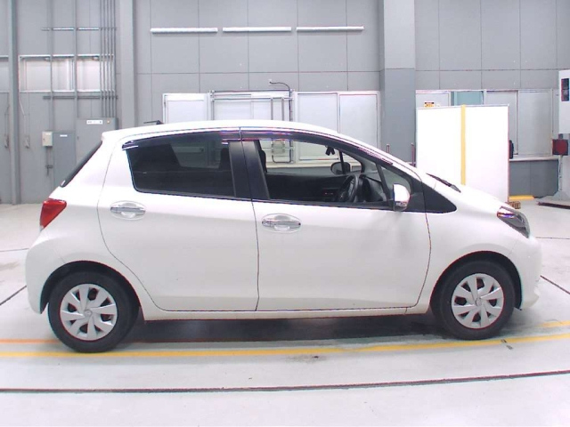 TOYOTA VITZ 2016