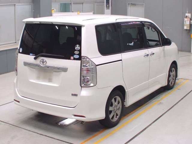 TOYOTA VOXY 2010