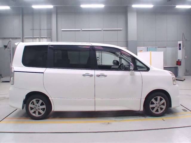 TOYOTA VOXY 2010