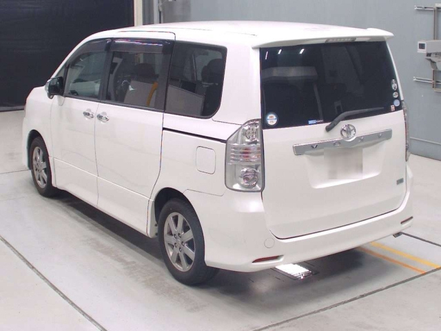 TOYOTA VOXY 2010