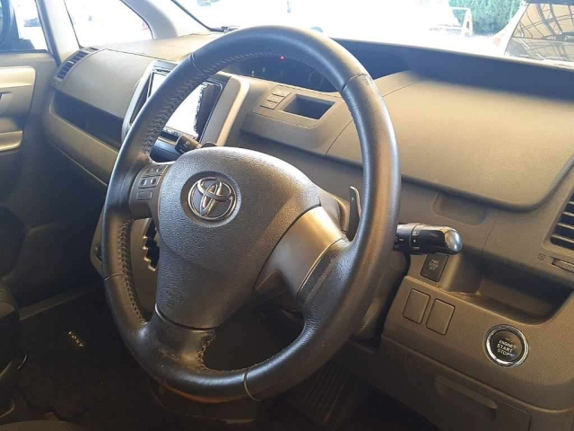 TOYOTA VOXY 2010