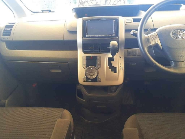 TOYOTA VOXY 2010
