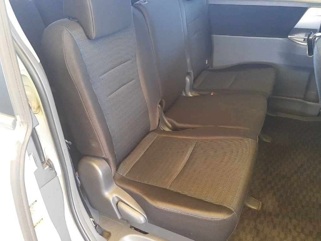 TOYOTA VOXY 2010