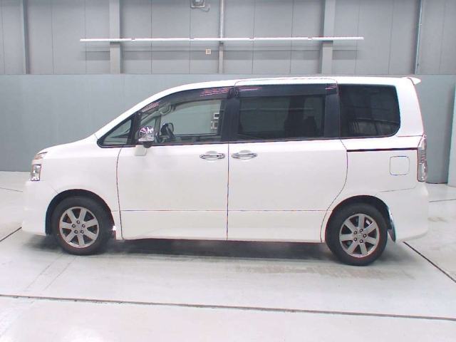 TOYOTA VOXY 2010