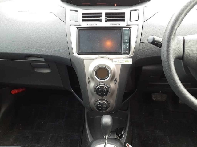 TOYOTA VITZ 2010