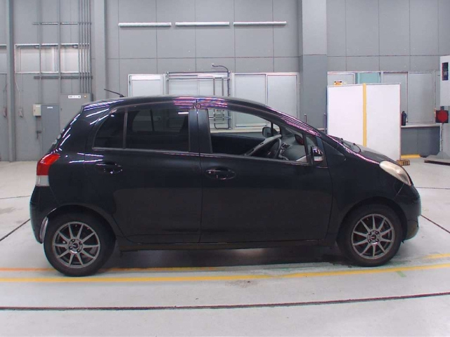 TOYOTA VITZ 2010
