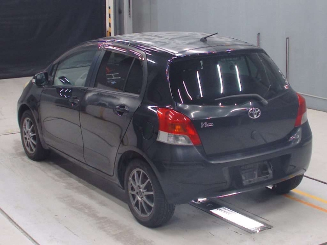TOYOTA VITZ 2010