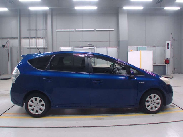 TOYOTA PRIUS ALPHA 2013