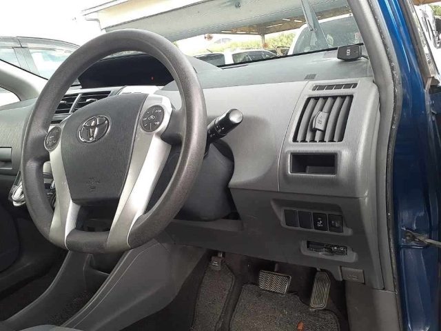 TOYOTA PRIUS ALPHA 2013