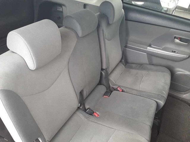 TOYOTA PRIUS ALPHA 2013