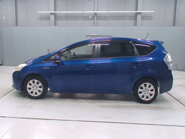 TOYOTA PRIUS ALPHA 2013