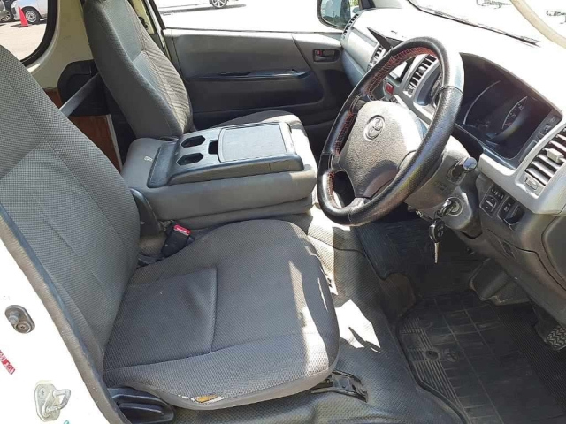 TOYOTA HIACE VAN 2010