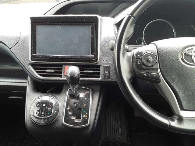 TOYOTA VOXY 2015