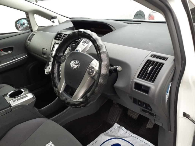 TOYOTA PRIUS ALPHA 2012