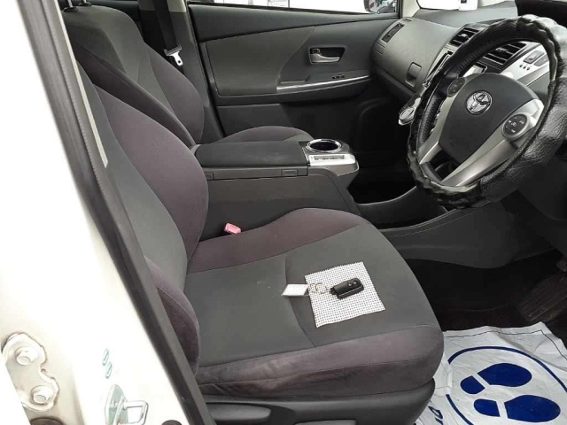 TOYOTA PRIUS ALPHA 2012