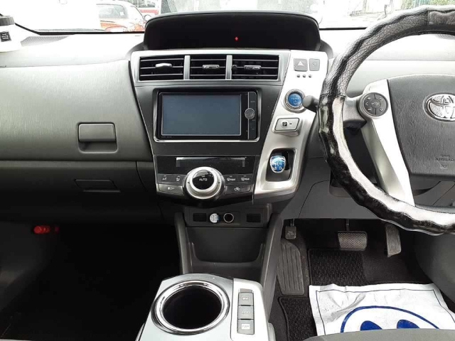 TOYOTA PRIUS ALPHA 2012