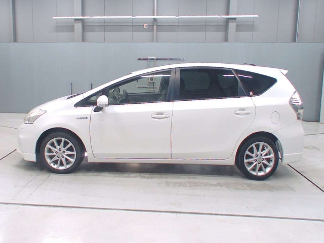 TOYOTA PRIUS ALPHA 2012
