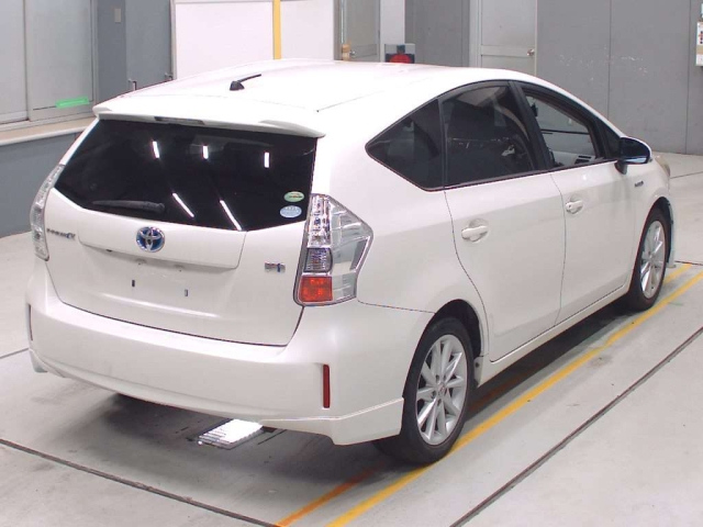 TOYOTA PRIUS ALPHA 2012