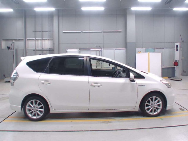 TOYOTA PRIUS ALPHA 2012