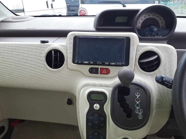 TOYOTA PORTE 2012