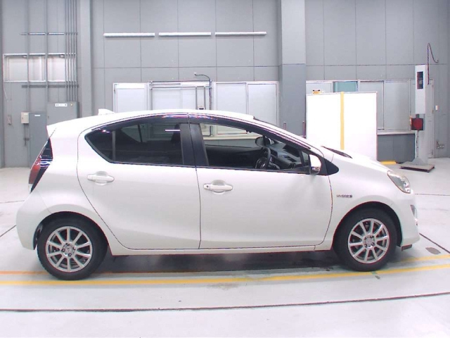 TOYOTA AQUA 2015