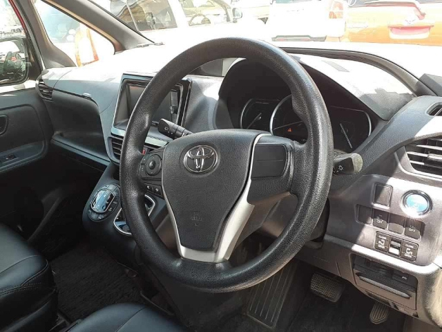 TOYOTA NOAH 2014